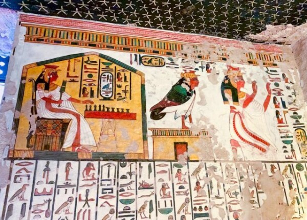 La regina Nefertari gioca a Senet (drecid: crono.news)