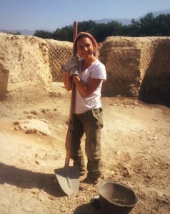Una tipa tosta: Monica in uno scavo (credit: hystorygames.it)
